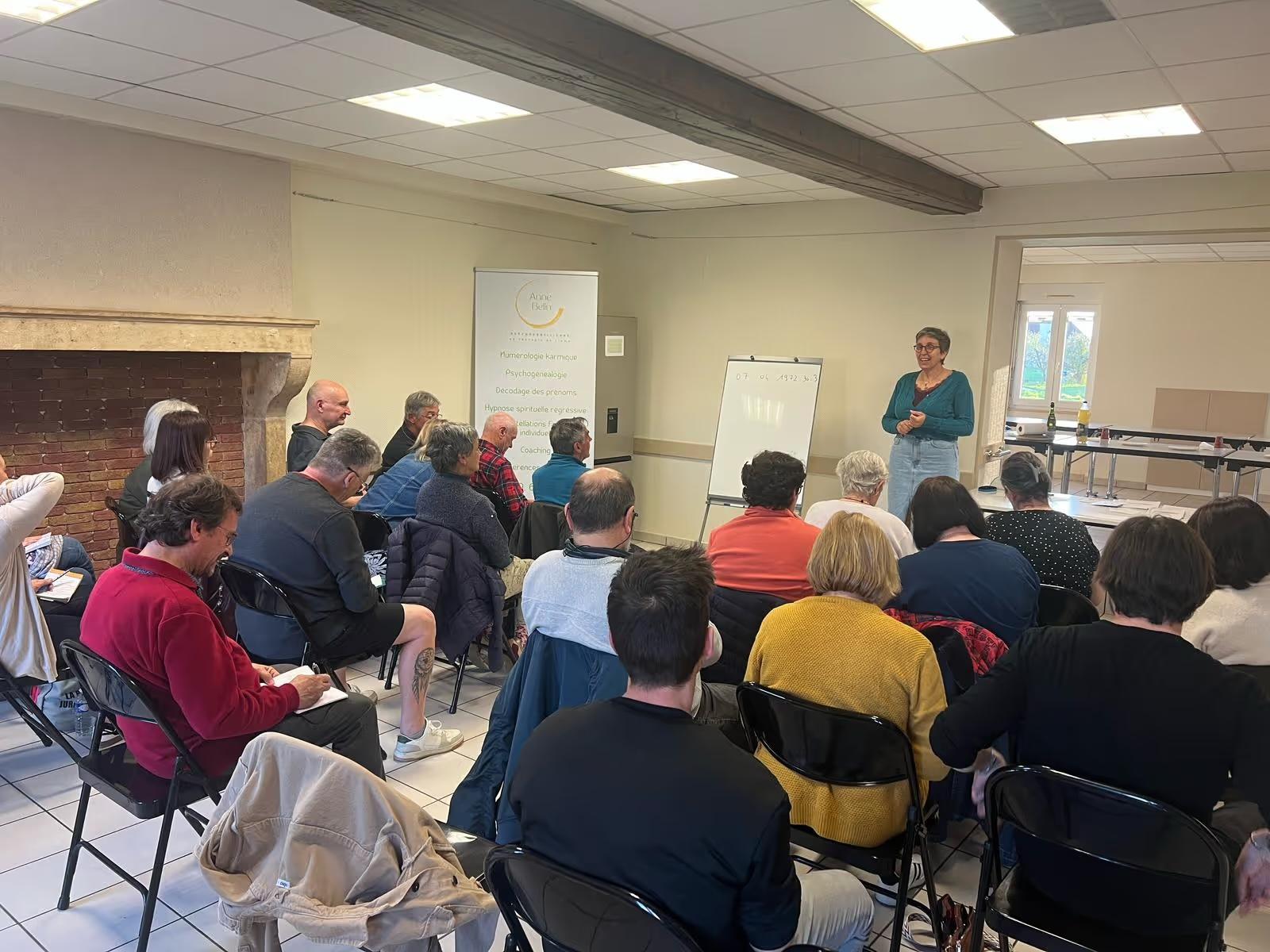 Anne Belin en conférence devant un groupe de participants