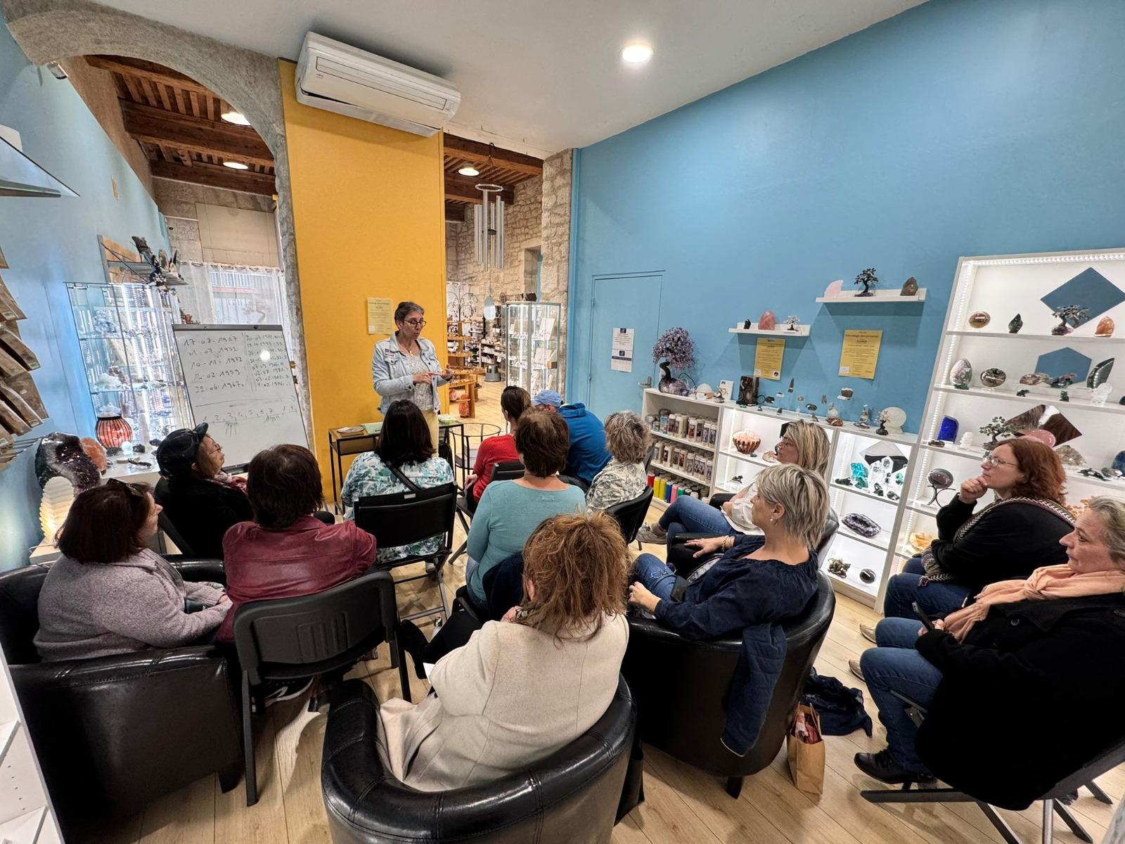 Anne Belin animant un atelier dans une boutique de cristaux