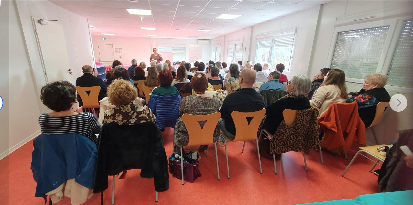 Anne Belin en conférence dans une grande salle