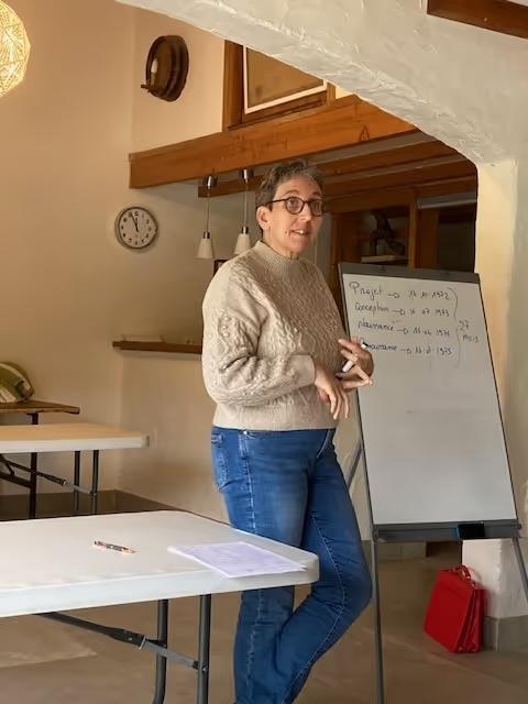 Anne Belin expliquant la numérologie au tableau