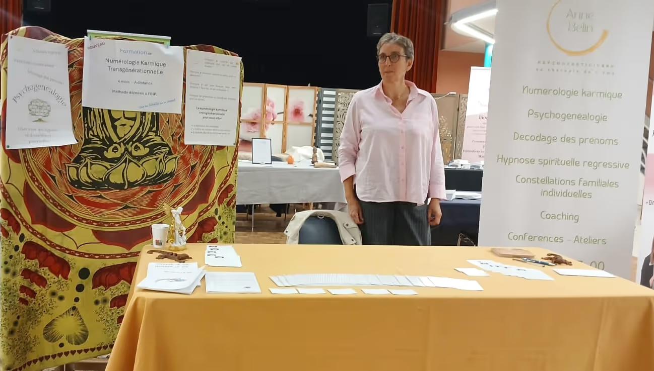 Anne Belin sur son stand lors d'un salon du bien-être
