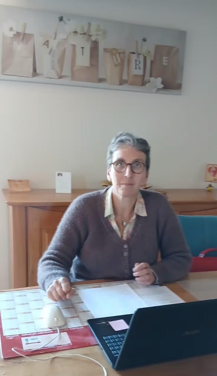 Anne Belin à son bureau